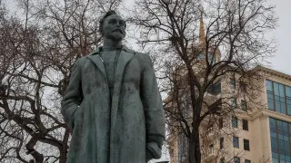 Президент Владимир Путин распорядился вернуть Академии ФСБ почетное наименование в честь Феликса Дзержинского, основателя ВЧК и организатора красного террора. Решение подано как признание заслуг академии и «выдающегося вклада» Дзержинского в обеспечение государственной безопасности.