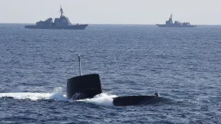 Правительство Японии пересмотрело послевоенную доктрину и разрешило экспорт летальных видов вооружений при строгом государственном контроле. Новая политика открывает стране дорогу на глобальный рынок оружия и может косвенно затронуть Украину, хотя поставки в зоны конфликтов формально остаются под запретом.