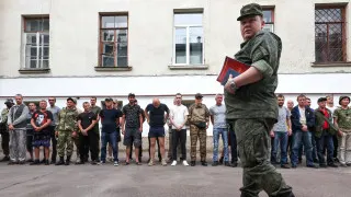 Минобороны подготовило поправки, позволяющие проверять военнослужащих на алкогольное опьянение прямо в воинских частях с помощью экспресс-тестов, без обязательной доставки в медучреждения. Инициативу уже одобрила правительственная комиссия по законопроектной деятельности.
