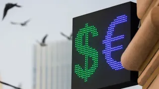 Курс доллара, евро и юаня к рублю продолжает снижаться на фоне высоких нефтяных цен, роста экспортной выручки и приостановки бюджетного правила, что уже побудило власти обсуждать более раннее возвращение на валютный рынок.