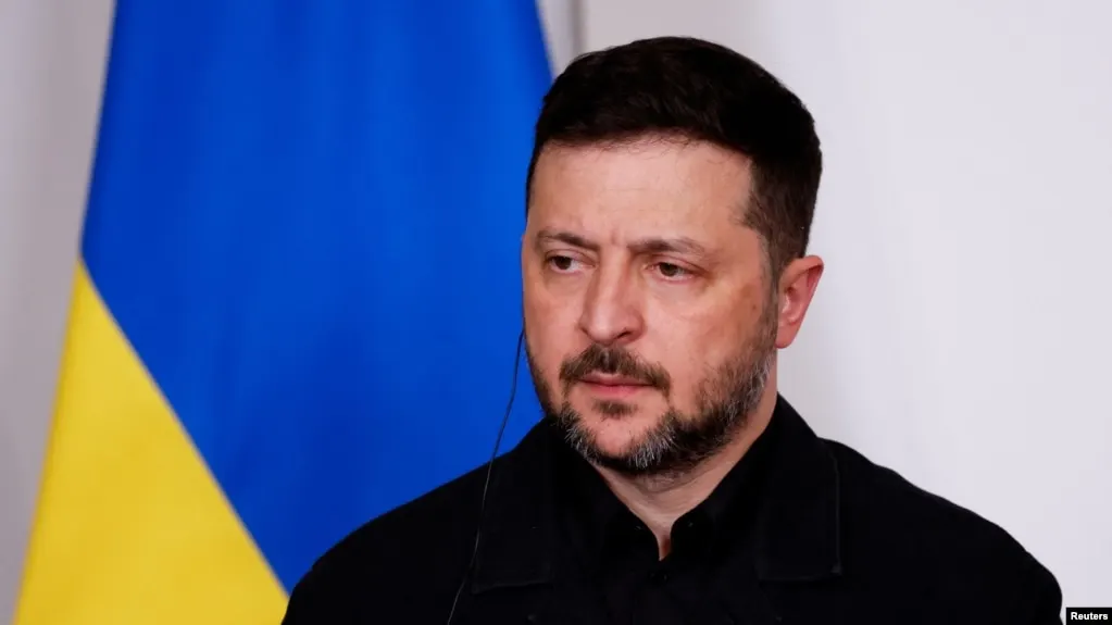 Президент Украины поддерживает инициативы, направленные на защиту гражданских и обмен пленными, но опасается, что кратковременное прекращение огня ради парада в Москве будет использовано для возобновления атак.