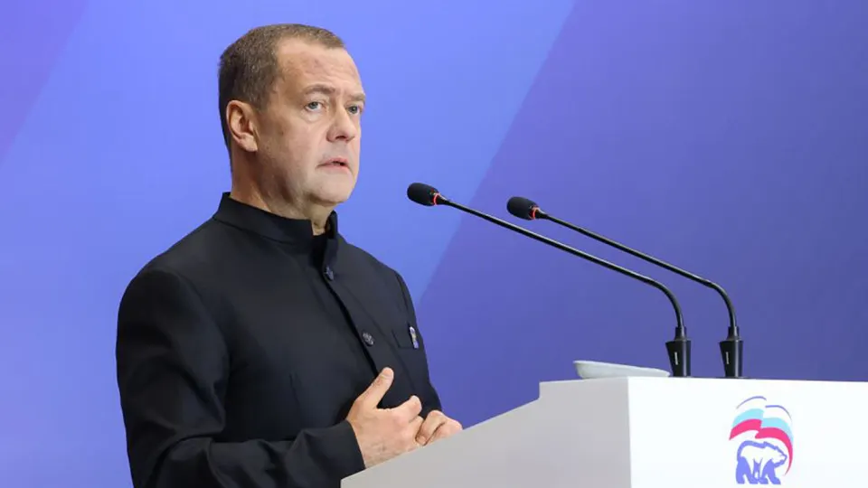 Заместитель председателя Совета безопасности Дмитрий Медведев предупредил о реальной угрозе ядерного апокалипсиса и призвал готовиться; на фоне истечения СНВ‑III отношения России и США остаются напряжёнными.