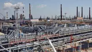 Атаки беспилотников остановили переработку нефти на Туапсинском и Новокуйбышевском НПЗ, а также нарушили работу ряда других крупных заводов, что уже отражается на рынке топлива.