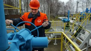 С 1 мая прекращается прокачка нефти из Казахстана по нефтепроводу «Дружба» в Европу, что осложняет поставки сырья Германии и Венгрии на фоне глобального дефицита нефти и авиационного топлива.