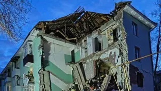В Сызрани беспилотник попал в многоэтажный жилой дом, частично обрушив подъезд. Из-под завалов спасены 11 человек, среди них двое детей; еще один дрон ударил по десятиэтажке, жильцов эвакуировали. Ночью системы ПВО зафиксировали массированный налёт беспилотников сразу над рядом российских регионов.