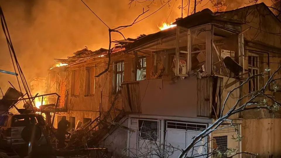В результате ночного удара российских беспилотников по Одессе повреждены жилые дома, двое человек погибли, 15 получили ранения, продолжаются спасательные работы.