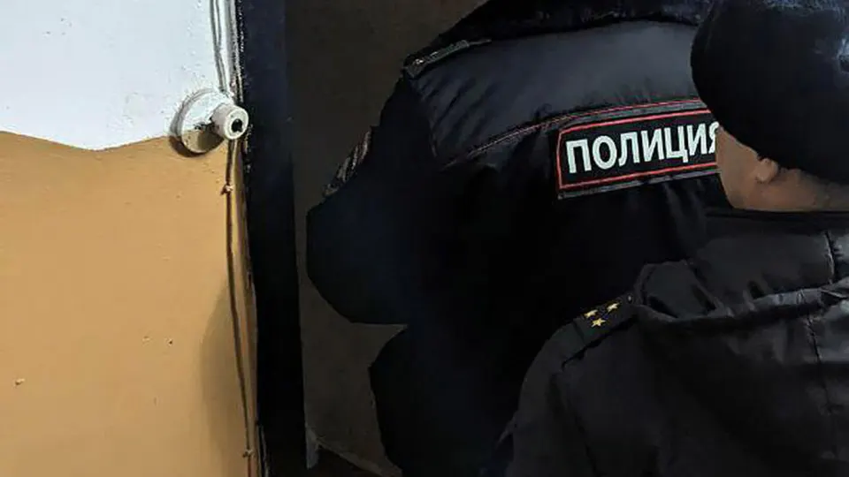Двух подозреваемых, в том числе несовершеннолетнего, задержали после инцидента с молотками на дверях трёх сотрудников Роскомнадзора. По факту возбуждено дело о хулиганстве на фоне масштабной блокировки Telegram и резкого роста спроса на VPN-сервисы.