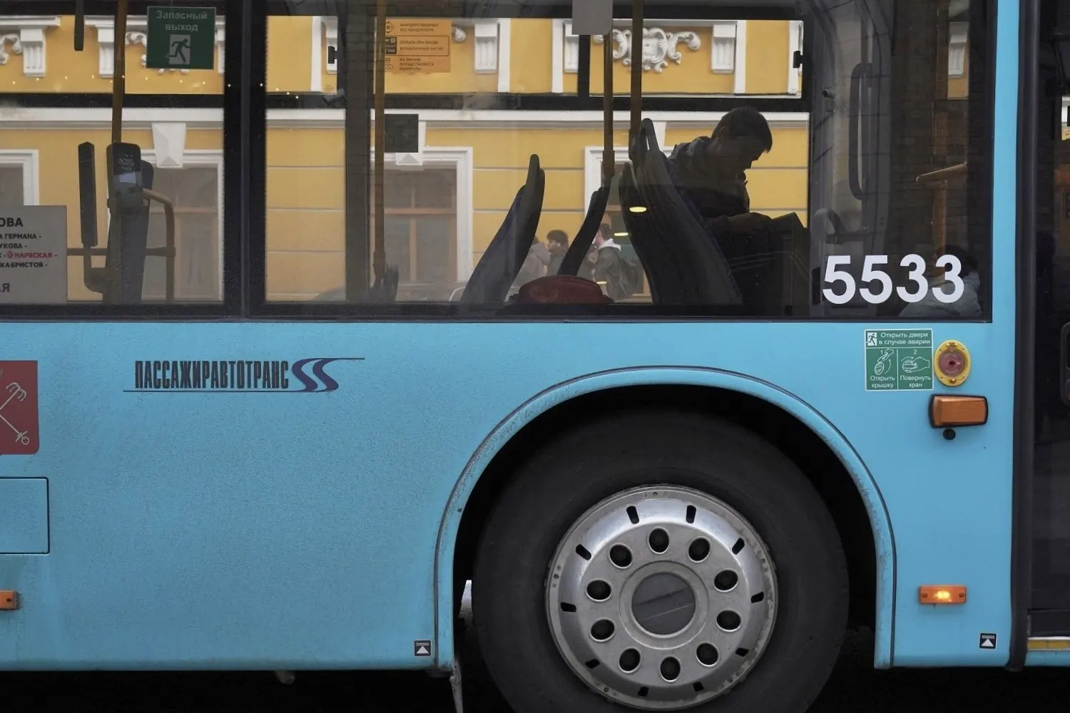 Коротко: в Петербурге возобновили рейсы в Дубай, в Выборге — пожар с жертвами, в Колпине пресекли уличные гонки. В Коми вертолёт совершил жёсткую посадку, Роскомнадзор предъявляет претензии игровым компаниям, а Бэнкси установил новую скульптуру в Лондоне.