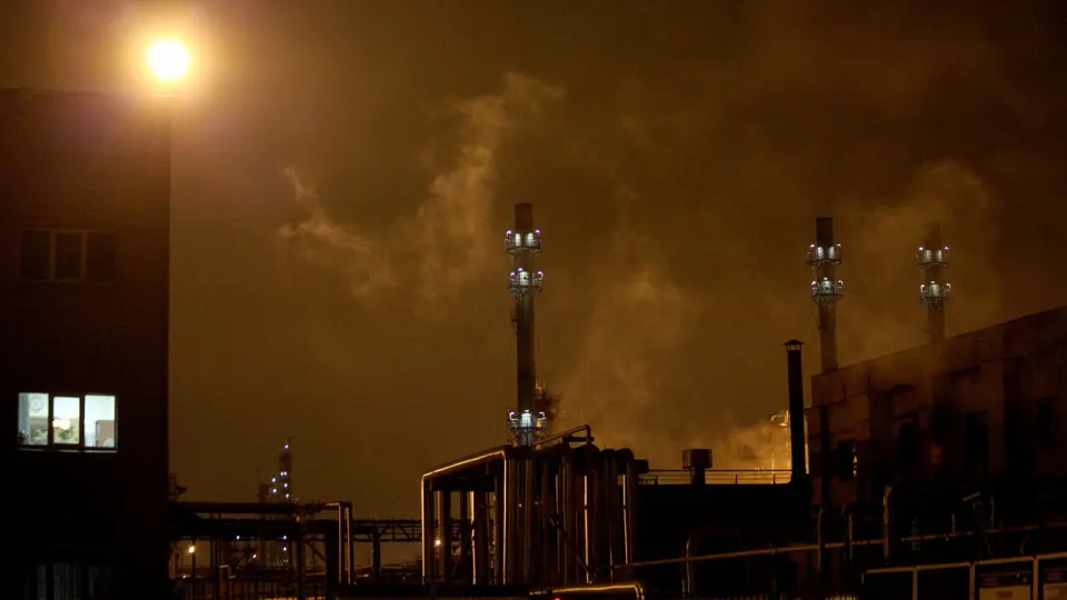 Рязанский и Московский нефтеперерабатывающие заводы остановили переработку после серии атак БПЛА. Предприятия, дающие значительную долю топлива, временно приостановили производство — это усугубило снижение объёмов переработки в стране.