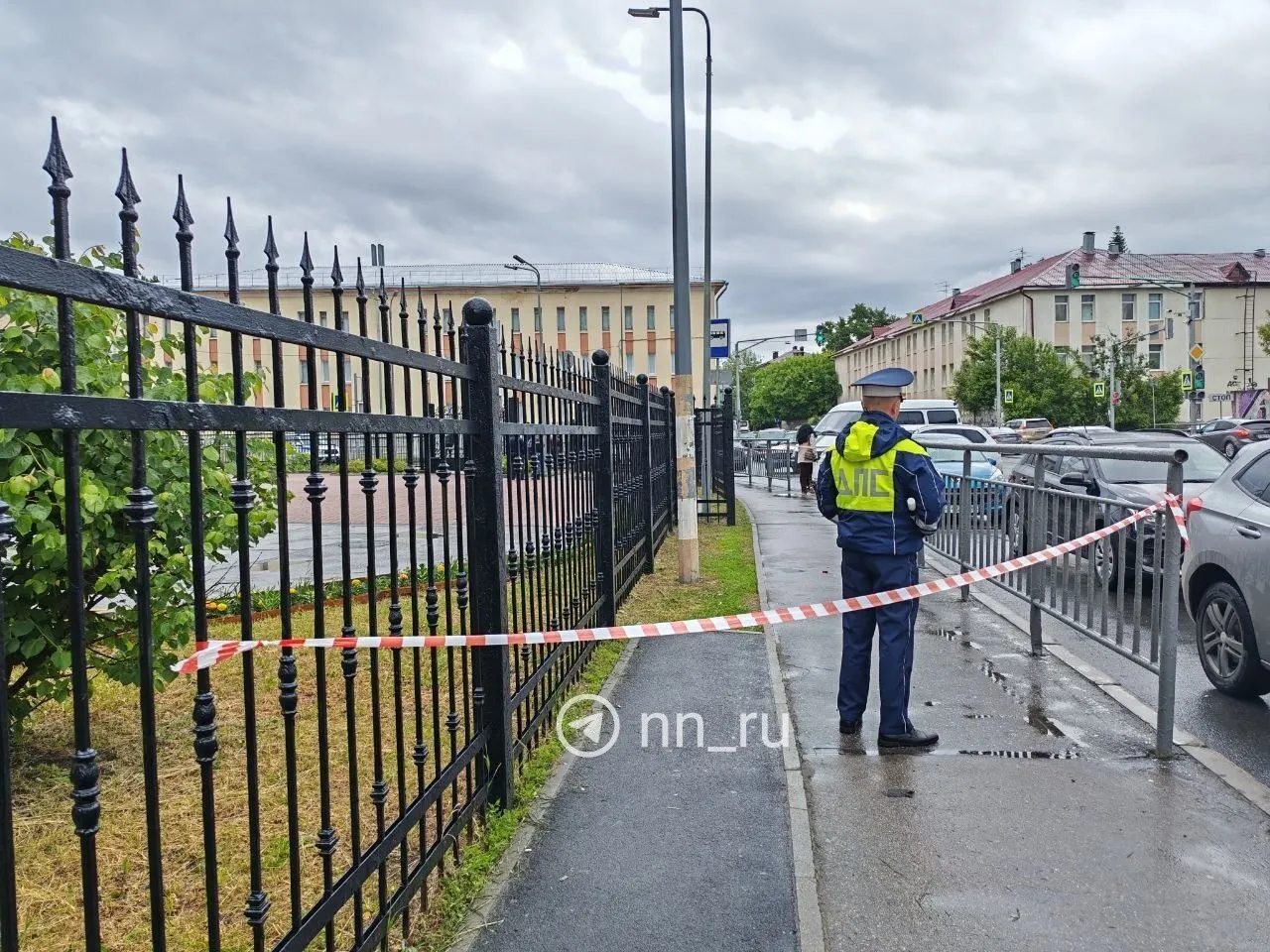 В Нижнем Новгороде здание областного суда получило повреждения после падения беспилотников. По предварительным данным пострадавших нет, на месте работают спецслужбы, полиция и МЧС.