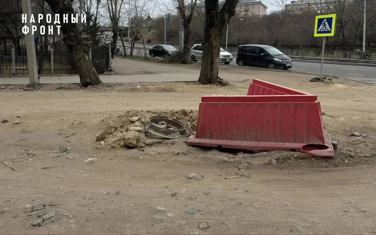После работ по замене инженерных сетей в центре Улан‑Удэ остались ямы, объезды и пыль. Прокуратура Бурятии начала проверку состояния проезжей части и пешеходных зон по жалобе местного отделения «Народного фронта».