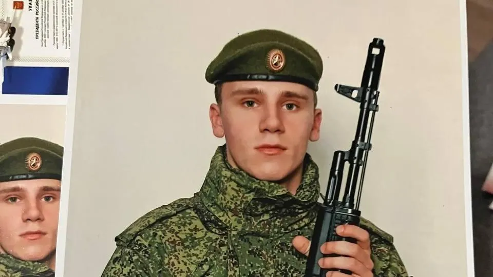 Кирилла Пономарева отправили из госпиталя в Домну, затем в Улан‑Удэ и Ростов‑на‑Дону. Мать утверждает, что подпись на контракте не его и обратилась в военную прокуратуру; дело перешло в суд.