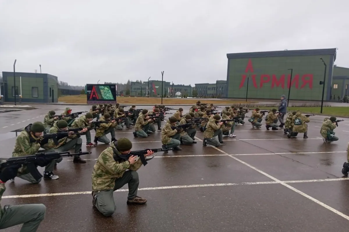 За последние пять лет на создание и работу центров для обязательных военных сборов школьников направлено не менее 50 млрд рублей: большая часть — на сеть «Авангард», также финансировалась сеть «Воин».