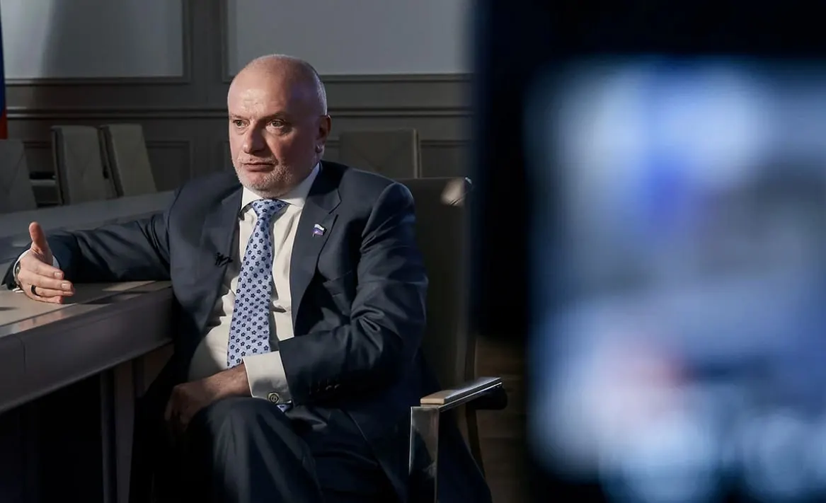 Глава комитета по конституционному законодательству Совфеда Андрей Клишас объяснил, что принятый Госдумой закон позволяет привлекать к ответственности уехавших из России за административные правонарушения и обеспечивает неотвратимость наказания, при этом, по его словам, права таких лиц сохраняются.