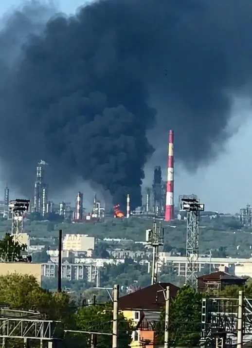 Ночью беспилотники атаковали Сызрань и районы Белгородской области. В Сызрани погибли двое, над промышленной зоной зафиксировано возгорание на НПЗ; в Белгородской области трое получили ранения. Минобороны сообщает о перехвате 121 БПЛА.