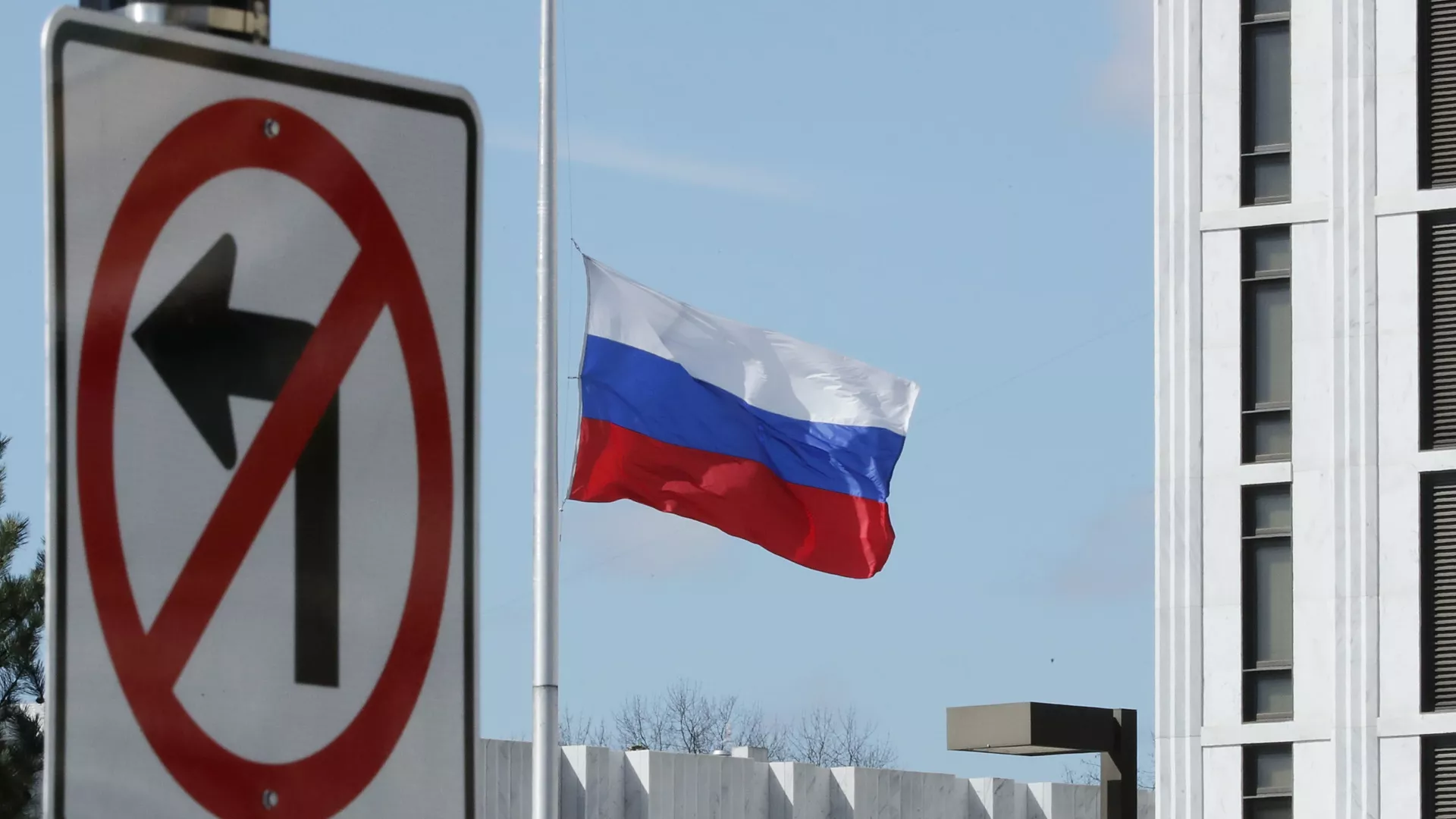В новый санкционный список вошли 63 физических и 22 юридических лица, в том числе руководители Росмолодёжи и «Юнармии», сотрудники и организации, которых Лондон связывает с распространением пропаганды; британские власти назвали пакет одним из самых жёстких.