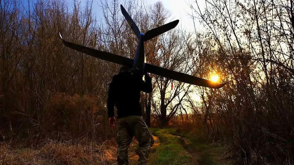 За последние месяцы атаки украинских беспилотников и ударных средств в разы увеличились: растёт число поражённых систем ПВО, атак на заводы и логистические объекты, что создаёт новые проблемы как для фронта, так и для тыла по всей России.