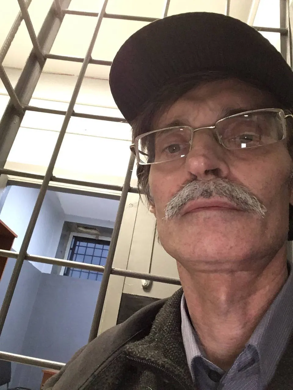 Суд в Петрозаводске оштрафовал руководителя фракции «Яблоко» Дмитрия Рыбакова по статье о демонстрации экстремистской символики — решение может лишить его права участвовать в осенних выборах. В то же время по стране фиксируют давление на членов партии.
