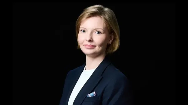 С сентября все администраторы доменов в зонах .ru, .рф и .su должны будут подтвердить личность через портал «Госуслуги». Оператор доменных зон уже запустил идентификацию юридических лиц через ЕСИА — без сканов документов и ЭЦП; для крупных владельцев доступен корпоративный тариф с аудитом и подготовкой.