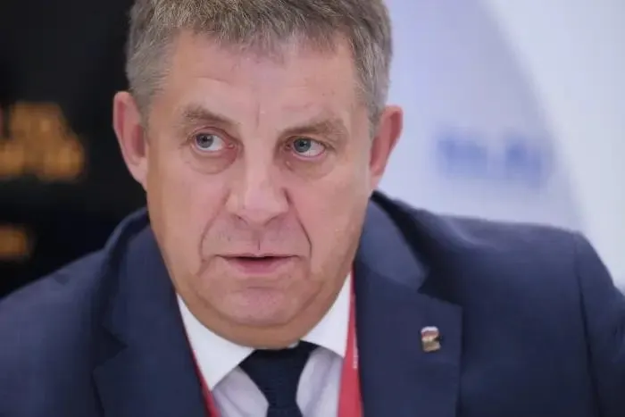 После отставки губернатора Брянской области источники сообщают, что Богомаз может заменить ушедшего депутата и вернуться в парламент; отставки происходят на фоне уголовных дел в приграничных регионах.