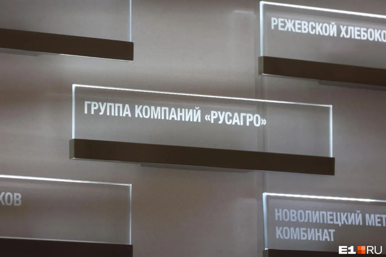 Суд приостановил распоряжение имуществом бизнесмена Вадима Мошковича в рамках иска Генеральной прокуратуры. Ему инкриминируют крупное мошенничество и злоупотребление полномочиями; ранее в марте 2025 года его задержали и провели обыски в офисах компании.