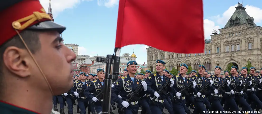 В некоторых российских городах парады и салюты 9 мая проводят в сокращённом формате или вовсе отменяют. Рассказываем, какие причины называют власти и эксперты и как такие решения могут повлиять на общественное восприятие.
