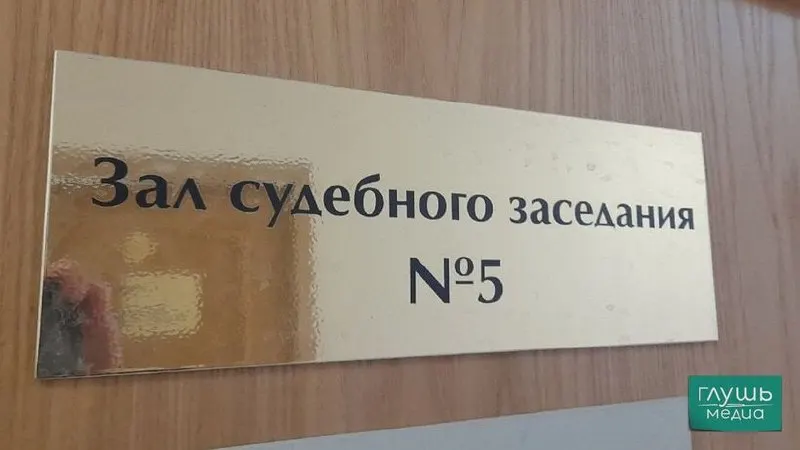 Верховный суд РФ предложил смягчить требование о высшем юридическом образовании для секретарей судебных заседаний — на эти должности планируют допускать студентов юридических факультетов. Ведомство отмечает, что обязанности секретарей не требуют глубоких юридических знаний, а в судах наблюдается дефицит кадров из‑за высокой нагрузки и низких зарплат.