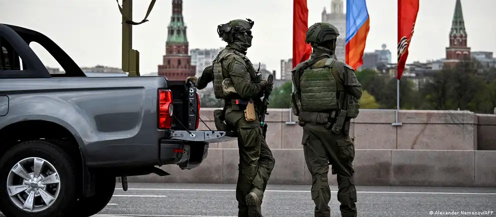 Власти отозвали приглашения зарубежным корреспондентам; формат парада изменён, он пройдёт без военной техники. В ряде регионов отменены праздничные мероприятия на фоне участившихся атак беспилотников.