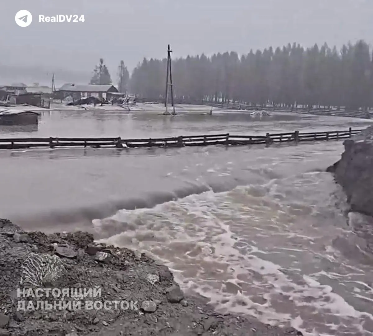 В Закаменском, Джидинском и Тункинском районах Республики Бурятия из‑за резкого подъёма рек и обильных осадков введён режим повышенной готовности. В Закаменском районе мужчина утонул, подтоплены жилые дома и социальные объекты, нарушено электроснабжение и транспортное сообщение.