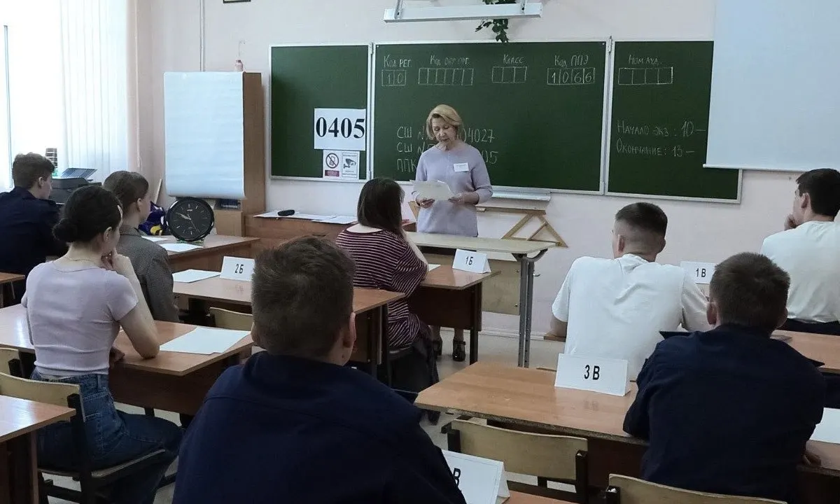 В новых методических рекомендациях Рособрнадзора организаторам и охране запрещено прикасаться к участникам ЕГЭ и их вещам; при срабатывании металлоискателя можно вежливо попросить добровольно показать или сдать предмет.