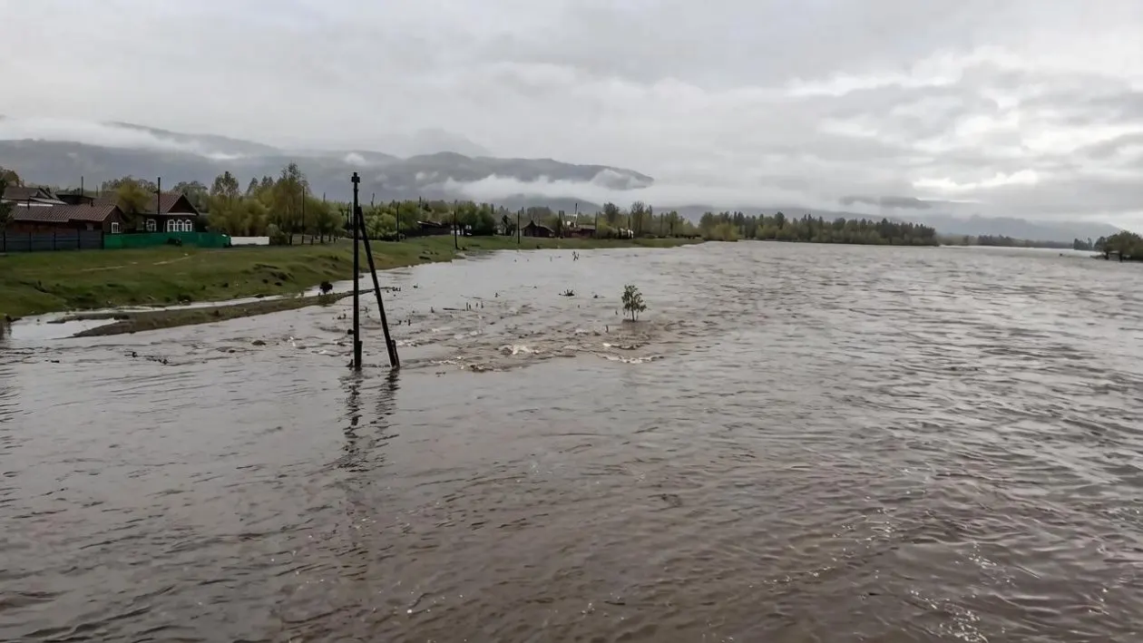 Из‑за резкого подъёма воды в реках в ряде районов Бурятии частично затоплены дороги и приусадебные участки; власти ввели режим повышенной готовности и объявлена проверка прокуратуры.