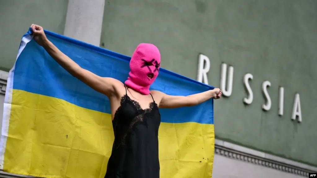 Росфинмониторинг обновил список: панк‑сообщество Pussy Riot внесено в перечень организаций и лиц, признаваемых террористическими и экстремистскими. Ранее группе приписывали экстремизм и выносили заочные приговоры по ряду дел.