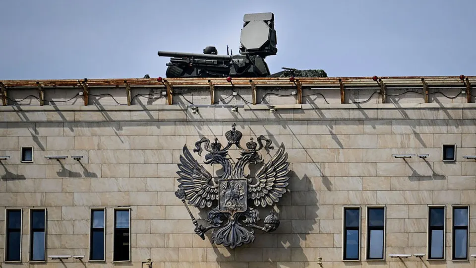 Переброска средств противовоздушной обороны на защиту столичного парада оставляет другие регионы менее защищёнными. Командование украинских беспилотников предупреждает о намерении поражать периферийные военные объекты и энергетическую инфраструктуру, доступную для их ударов.