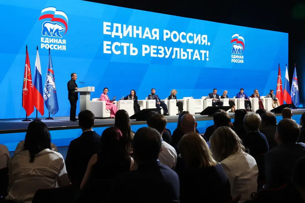 Администрация президента и партийное руководство рекомендовали государственным и лояльным изданиям избегать слова «запрет», заменять его менее резкими формулировками и подчёркивать «позитивные» инициативы единороссов — шаг, объясняемый желанием снизить негативный фон перед выборами.