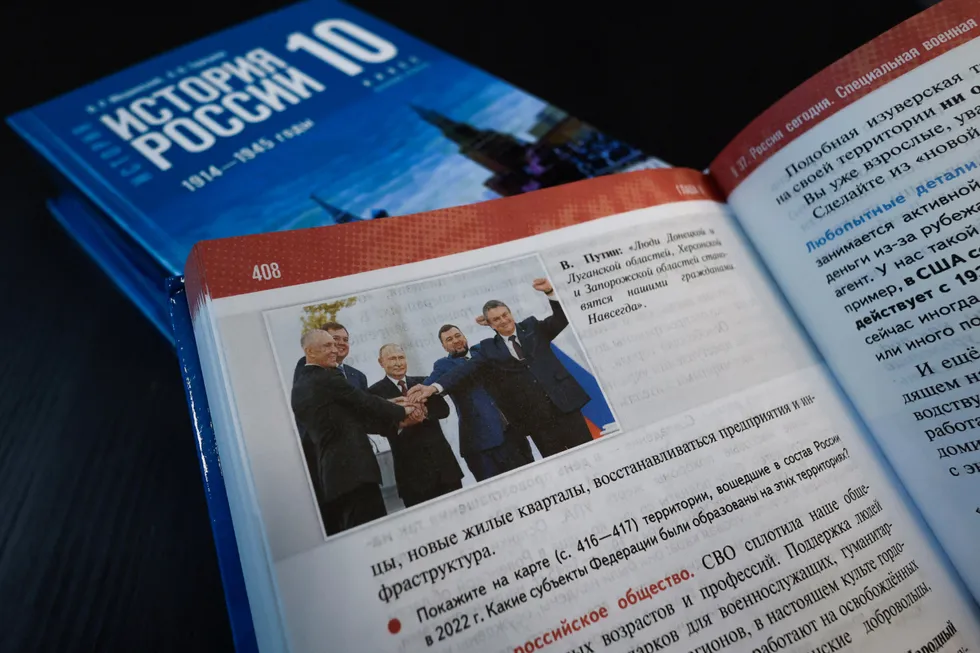 В линейке учебников для средней школы 6–9 классов прослеживается системная политизация: современные государственные проекты и идеологические штампы внедряются в рассказ о далёких эпохах, а неудобные факты смягчаются или опускаются.
