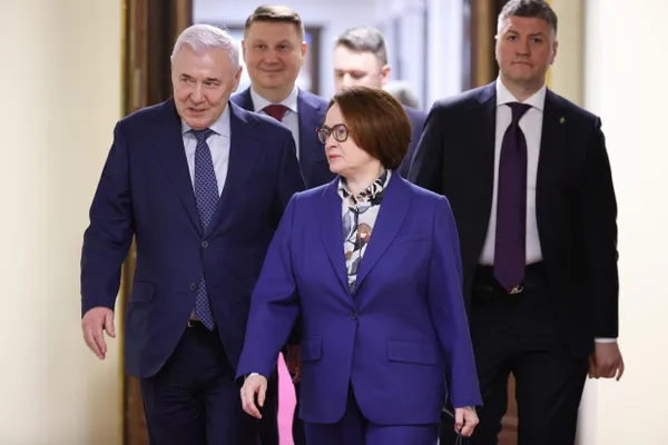 Чиновники и банкиры называют Максима Орешкина, Петра Фрадкова и Андрея Костина возможными преемниками Эльвиры Набиуллиной; окончательное решение остаётся за президентом, а сама Набиуллина, по словам собеседников, готова доработать до конца срока.