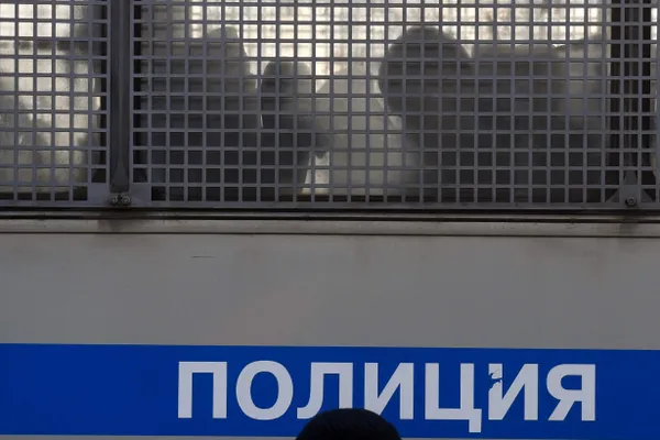 Парламент во втором и третьем чтениях принял закон, который позволяет привлекать к административной ответственности россиян, совершивших правонарушения за рубежом, и применять арест имущества как обеспечительную меру в отношении физлиц.