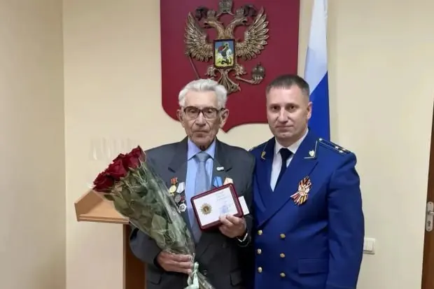 В разных регионах люди добились восстановления прав и выплат — от присвоения статуса жителю осажденного города до компенсаций от клиники и ремонта электросетей.