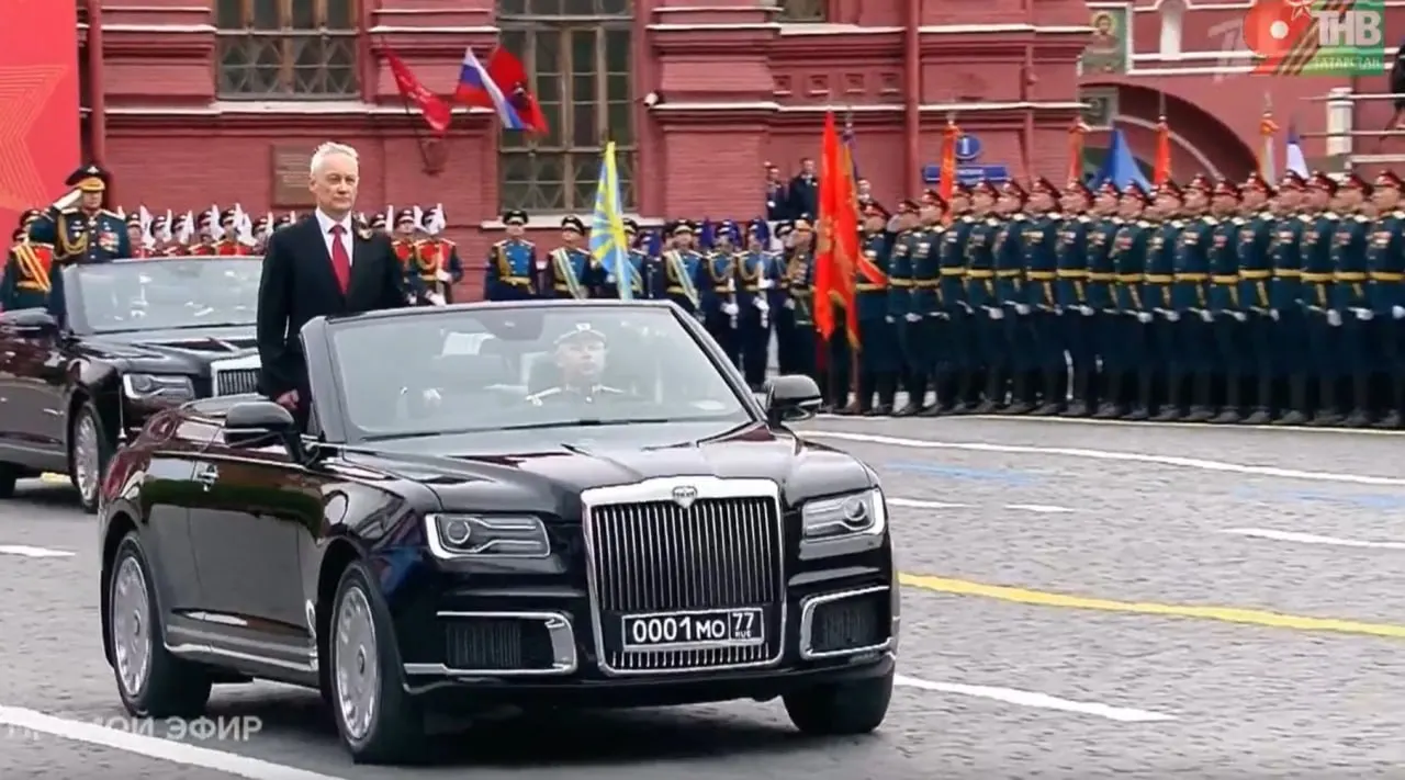 Андрей Белоусов провёл осмотр войск, прибыв на кабриолете Aurus, произведённом в Москве; схожие модели также выпускают в Елабуге.