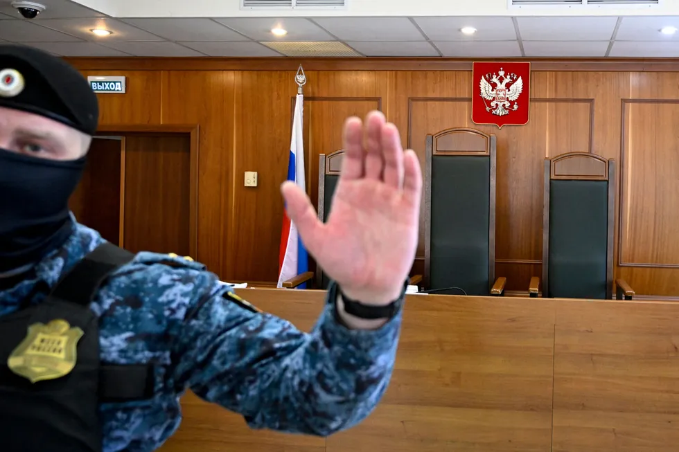 Судебный департамент удалил из общего доступа статистику о судимости с 2005 года. Эти данные были ключом к наблюдению за ростом репрессий, судебной практикой и косвенной оценкой отправки обвиняемых на войну. Разбираем, что потеряно и какие есть альтернативы.