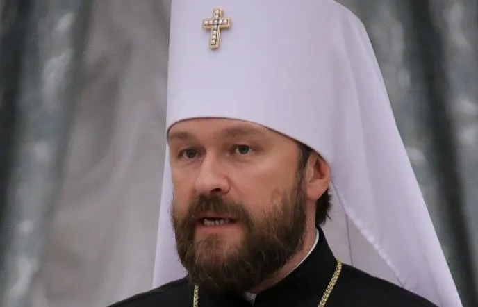 Митрополит и его оператор освобождены без обвинений и мер пресечения, хотя экспертиза подтвердила наличие запрещённого вещества; расследование в Чехии продолжается.