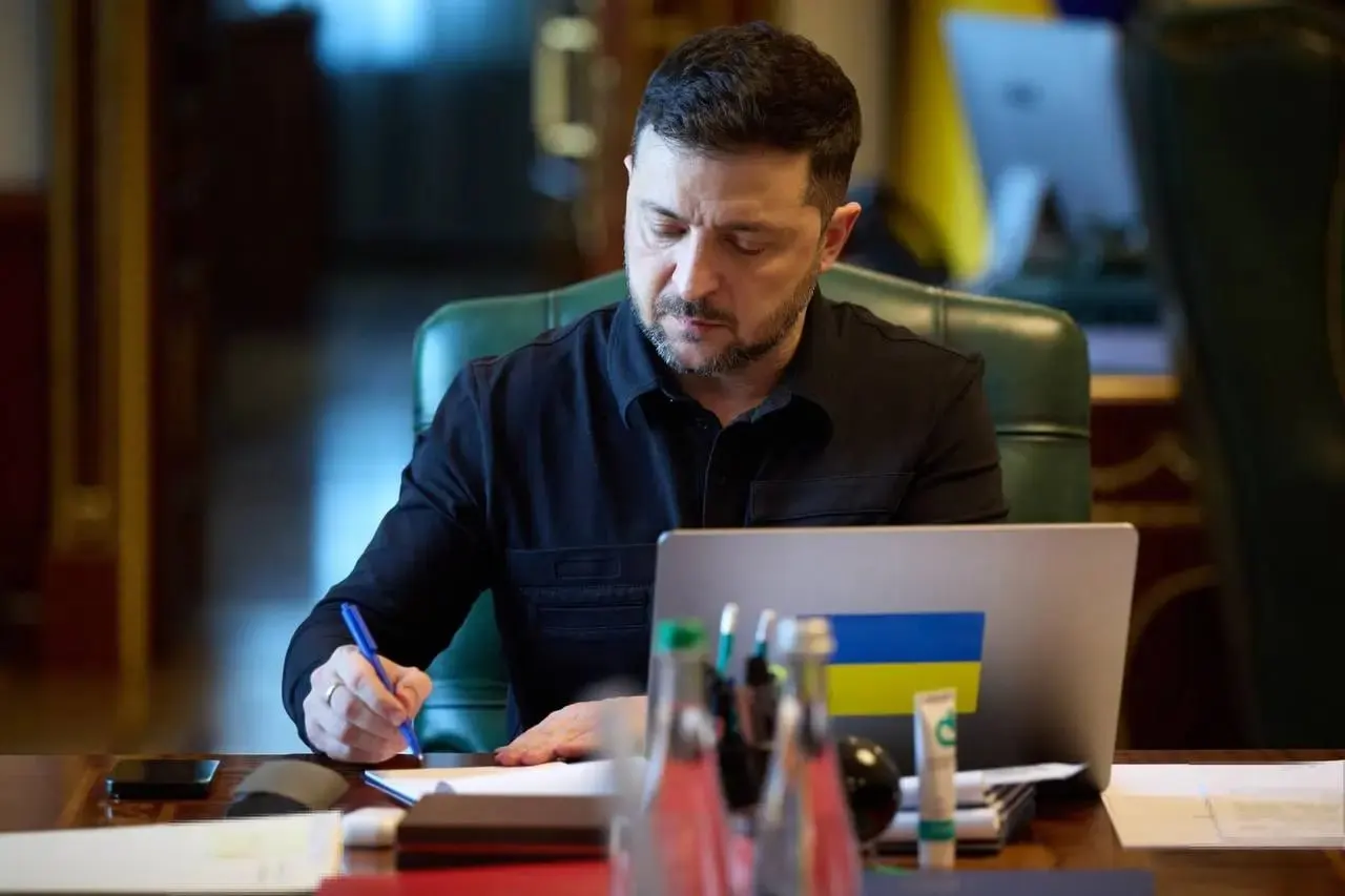 Президент Украины сообщил, что ВСУ прекратят огонь с 00:00 в ночь с 5 на 6 мая и будут действовать зеркально; по его словам, от Москвы не приходило официального предложения о перемирии на 8–9 мая.