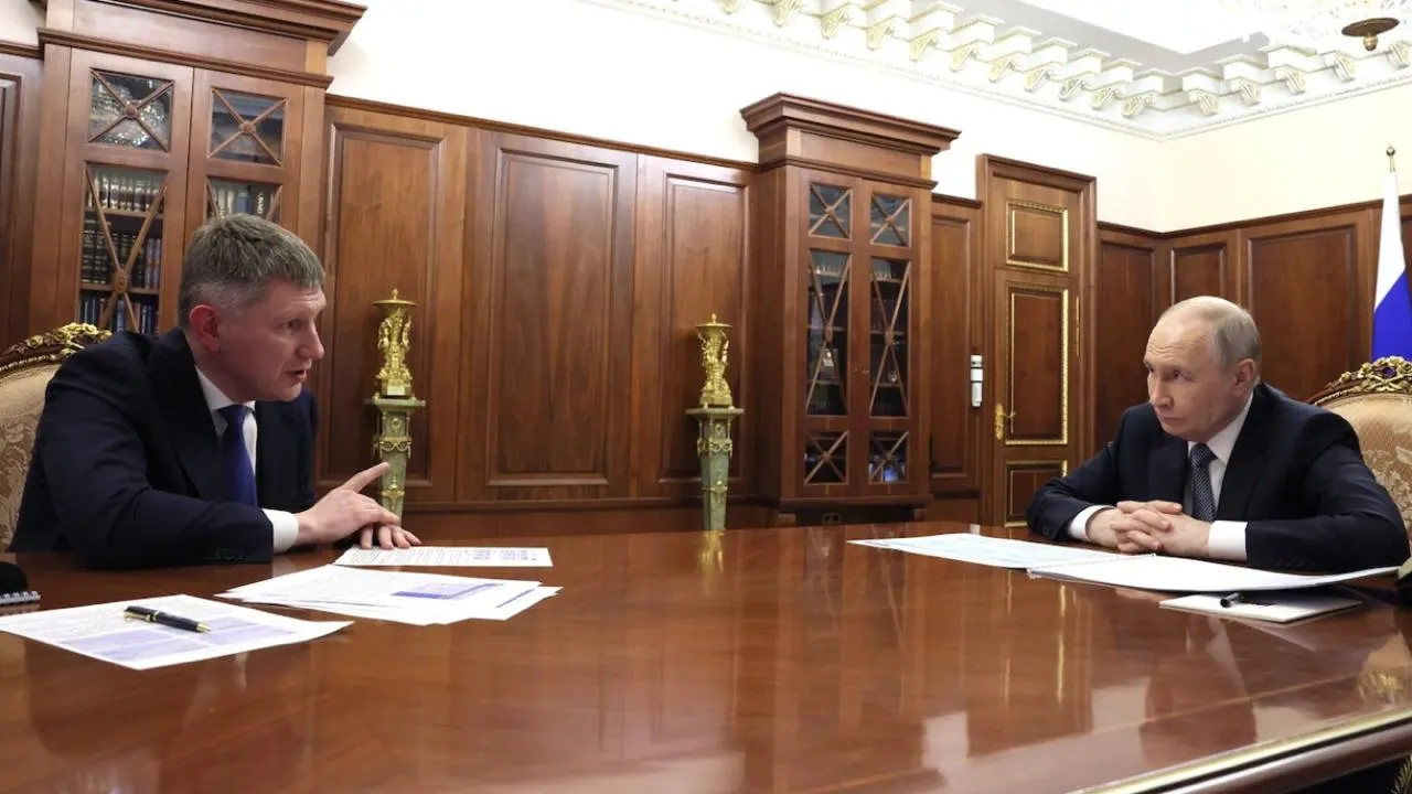 Министр экономического развития сообщил президенту, что, несмотря на санкции, экономика России демонстрирует опережающий рост по сравнению с американской; при этом по ВВП на душу населения страна значительно отстает по международным рейтингам.