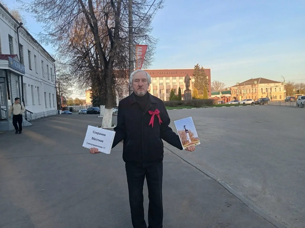 Активиста Юрия Саенко из Александрова признали виновным по ч. 2 ст. 20.2 КоАП — об организации или проведении публичного мероприятия без уведомления. Обвинение, по данным дела, связано с одиночным пикетом 1 мая в защиту местного самоуправления; какое наказание назначено — не сообщается.