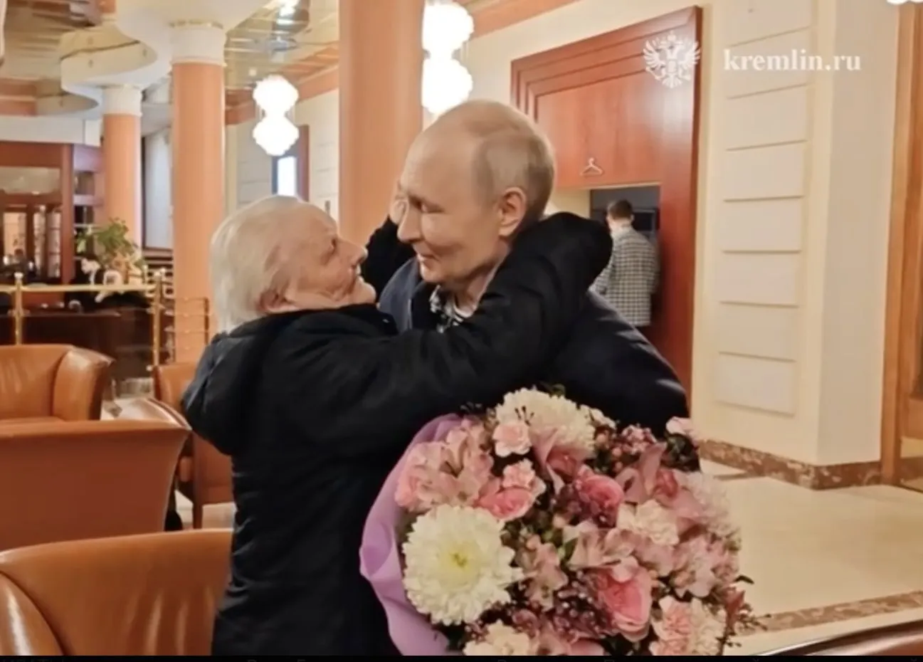Президент России встретился со своей первой учительницей: они обнялись, поцеловались и не сдержали слёз.