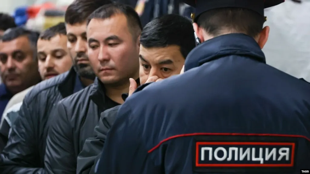 Законопроект предлагает внести в КоАП отдельные пункты о выдворении иностранцев за участие в несогласованных митингах, «дискредитацию» ВС, призывы к санкциям и другие правонарушения — список может вырасти до 58 оснований.