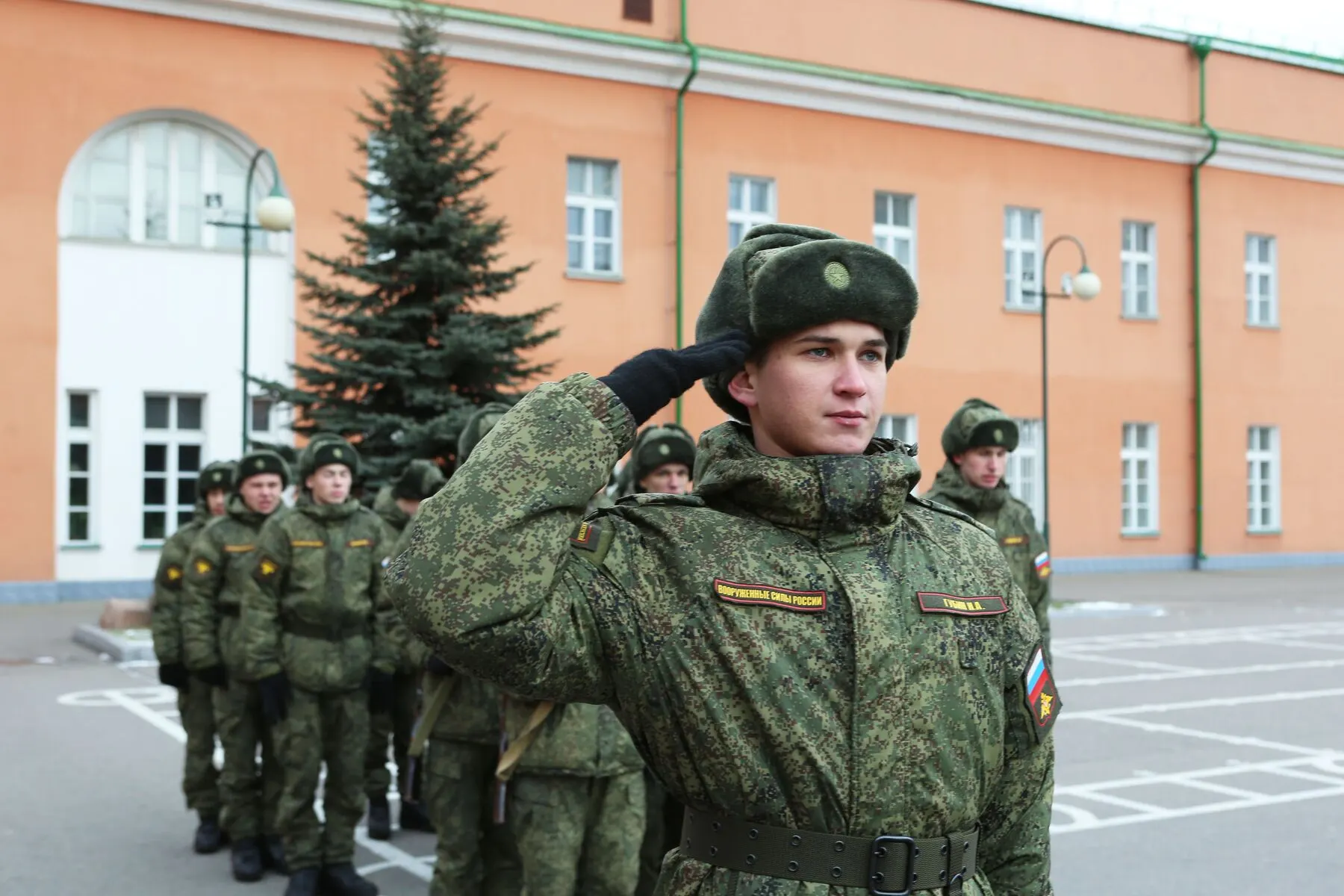 Генпрокуратура предложила новый приказ, который расширяет надзор за ведением воинского учёта: проверять будут органы власти, работодателей, военкоматы и МВД. Эксперты предупреждают о риске усиления давления на полицию и о приоритете мобилизационных задач над защитой прав граждан.