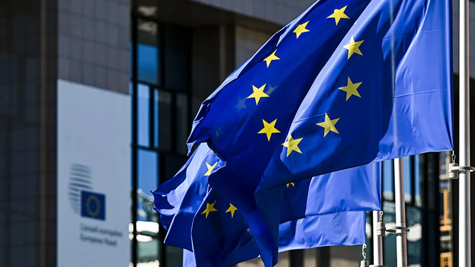 После смены власти в Венгрии лидеры ЕС начали обсуждать идею продлевать санкции в отношении России не каждые полгода, а ежегодно; также рассматривают «мини‑пакет» дополнительных мер.