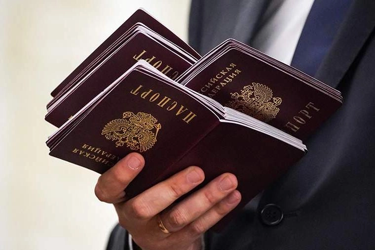 Депутаты от «Единой России» планируют внести поправки ко второму чтению закона об ужесточении требований к получению гражданства, предусматривающие исключения для иностранцев, которых, как утверждают авторы, «незаконно осудили» в других странах за поддержку политики России и проведения СВО.