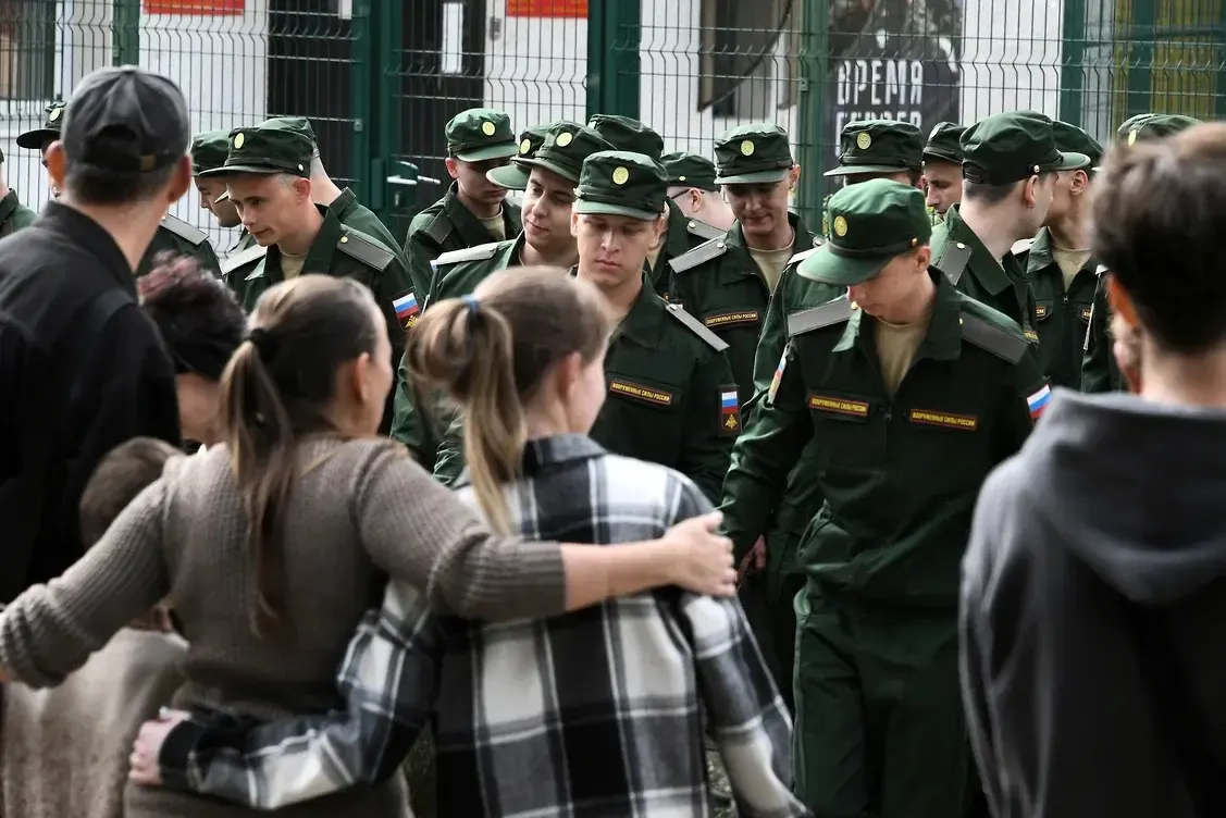 Женщины оспаривают поправки, которые лишают их права на выплаты и льготы при отсутствии общего несовершеннолетнего ребёнка с погибшим; первый иск уже поступил в Верховный суд России.